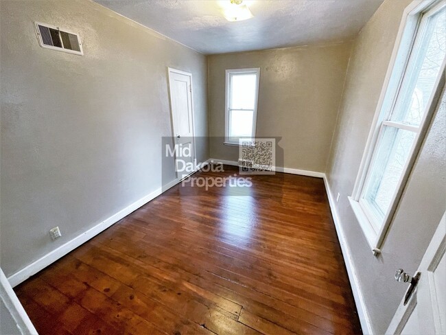 Building Photo - 1000 W 3rd- 5 bedroom, 2 bathroom, Attache...