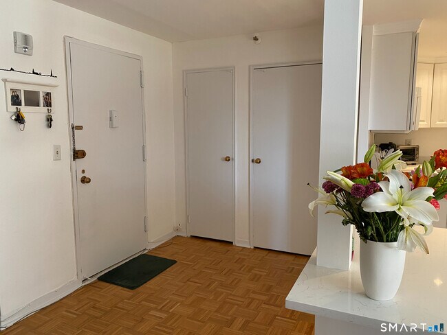 Building Photo - 143 Hoyt St