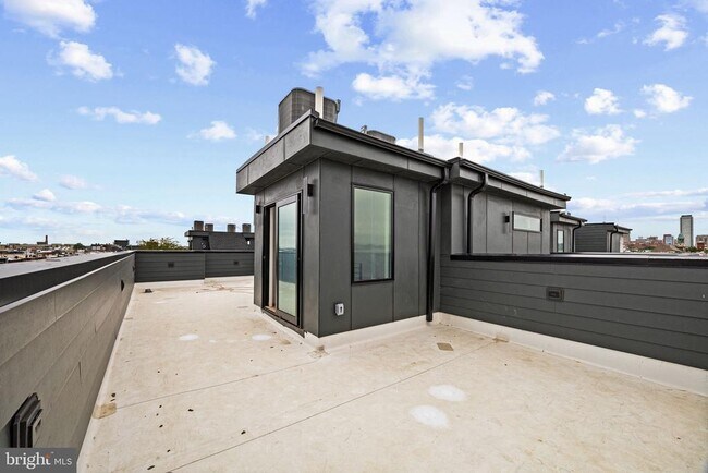 Building Photo - 706 Latona St