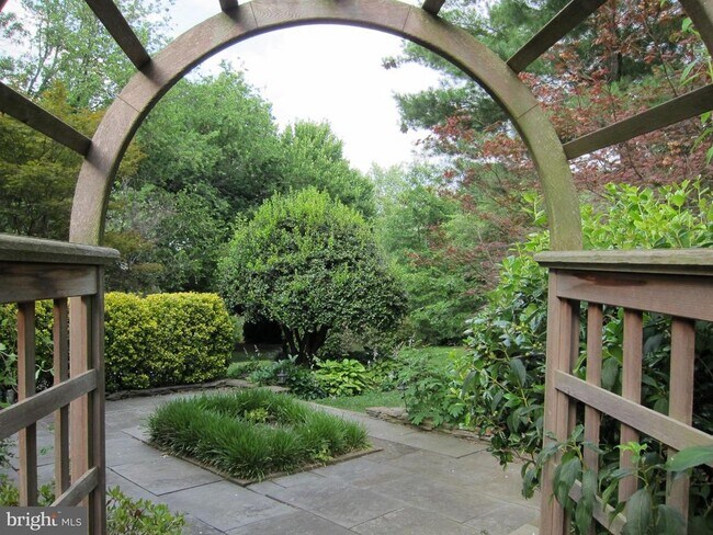 Building Photo - 3601 Greenway Pl