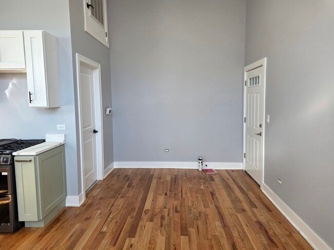 Building Photo - 831 S Western Ave