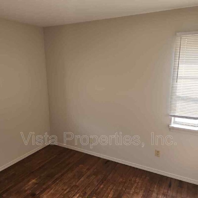 Building Photo - 902 Sinclair St