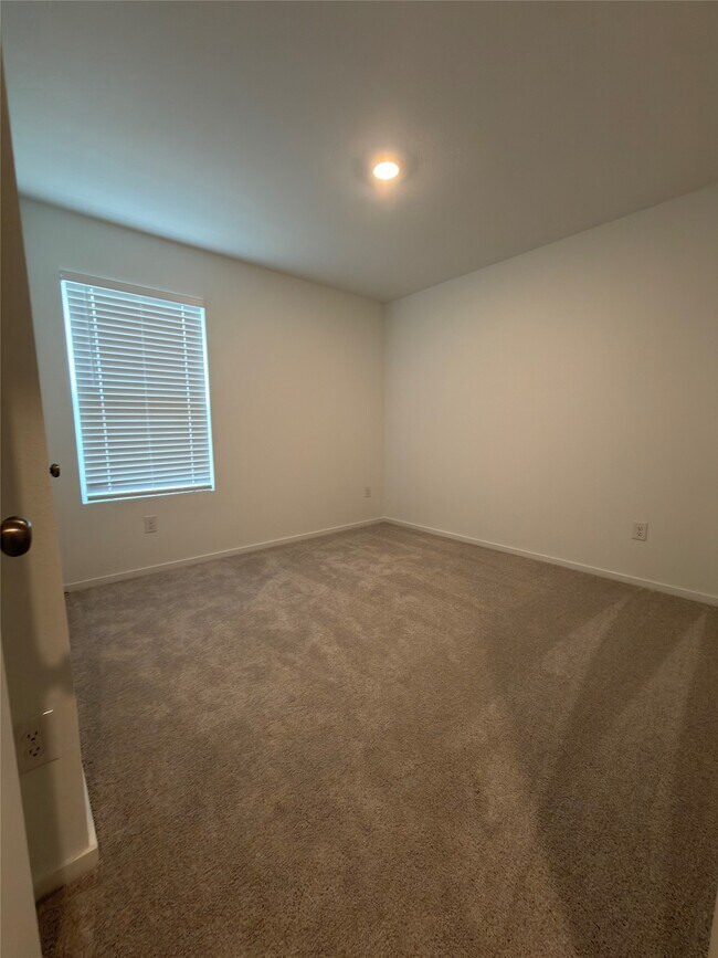 Building Photo - 1515 Golden Iris Dr