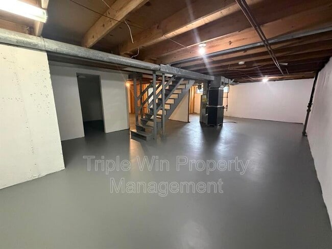 Building Photo - 2450 Jenkee Dr