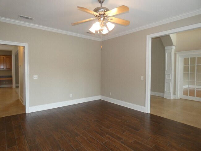 Building Photo - Marvelous Executive Pool Home in Hammersmith