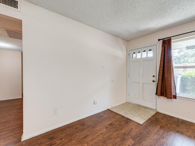 Building Photo - "Charming 3-2 Townhouse Near Shopping, Dining & Entertainment!"