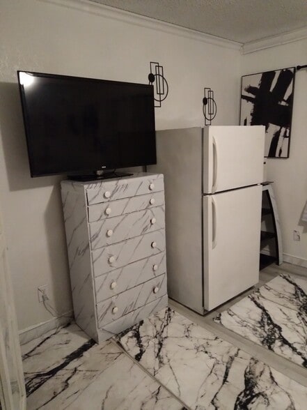 Building Photo - 2380 S Bardell Ave