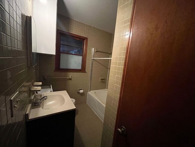 Building Photo - 472 E Jordan Ave