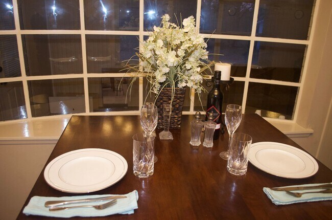 Building Photo - AUGUST PRE-LEASE!  Spacious 4 Bedroom 2 Bathroom Home CLOSE TO CAMPUS