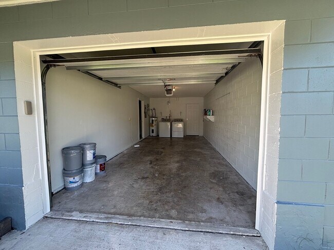 Building Photo - Deltona Lakes, Quaint 3 bed 1 bath