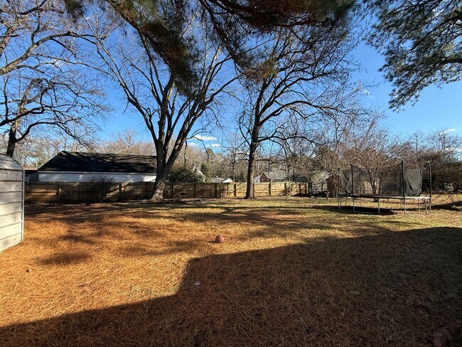 Building Photo - Large 3bed 1.5 bath ranch with 2 car garage $1895