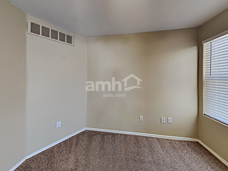 Building Photo - 11110 W Willow Field Dr