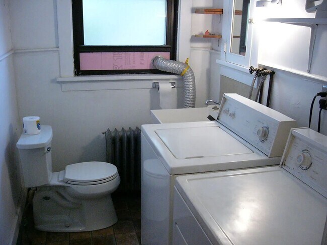 Building Photo - Three bedroom home with laundry