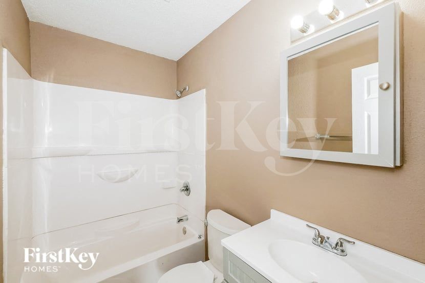 Building Photo - 10830 Clear Spring Dr