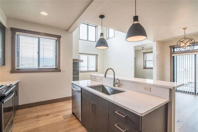 Building Photo - Beautiful 3 bedroom Townhome