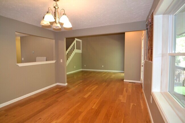 Building Photo - 31 E Bluff Rd