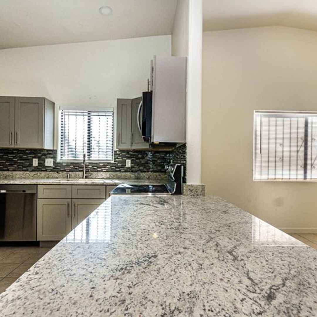 Building Photo - 610 E Waverly St