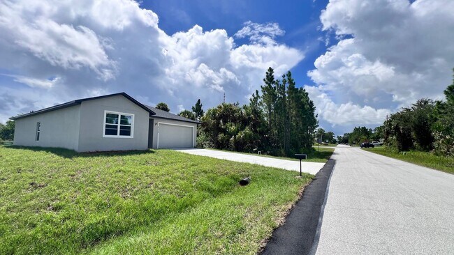 Building Photo - Spacious 3-Bedroom Home with Garage & Pati...