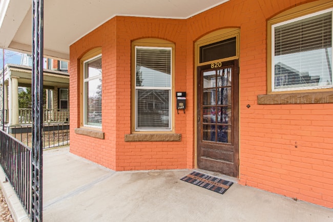 Building Photo - West Silver Street Bottom Apartment