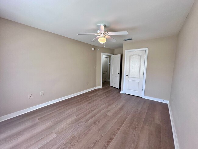 Building Photo - 50% OFF 1ST MONTH RENT ----- Adorable 3B/2.5B Unfurnished Townhome located in Twin Lakes Neighbor...