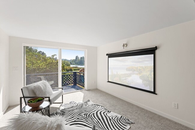 Building Photo - Peaceful Lakefront Living in Kirkland