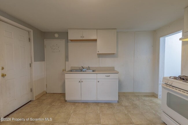 Building Photo - 623 E Elm St