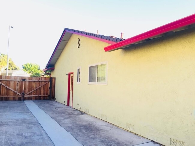Building Photo - 42939 Nido Ct
