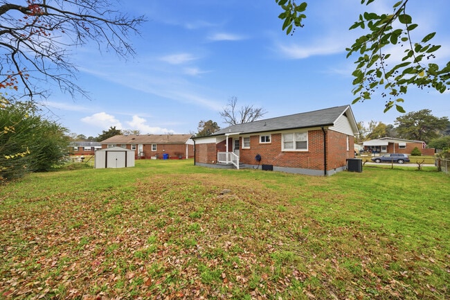 Building Photo - 913 Dandridge Dr