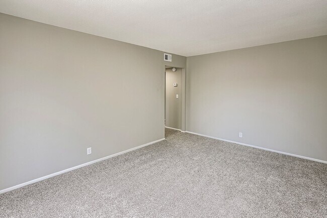 Building Photo - Newly Refreshed 1 Bedroom Apartment Near D...