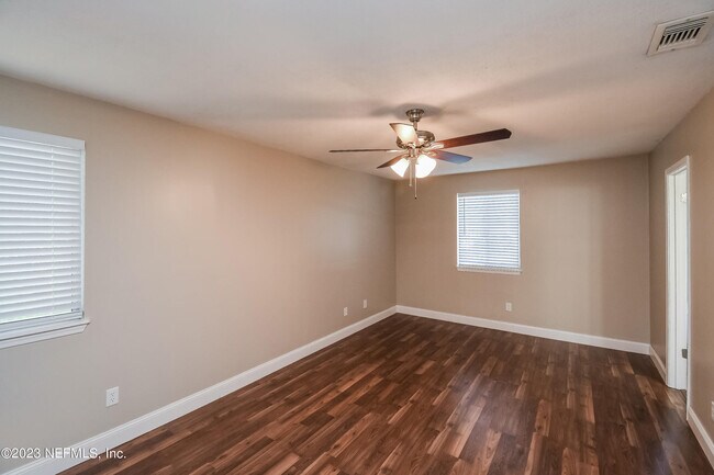 Building Photo - 10927 Horse Track Dr E