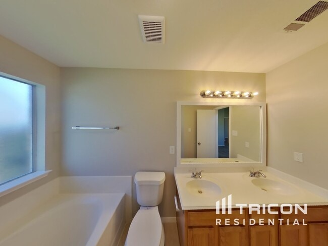 Building Photo - 745 Buffalo Springs Dr