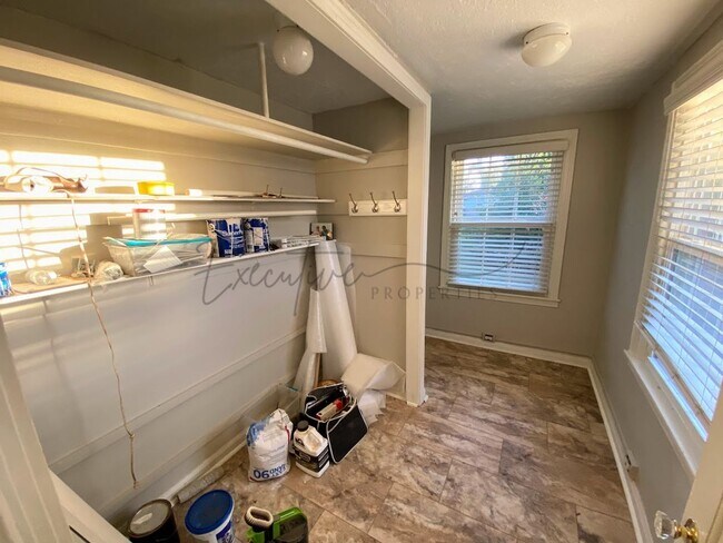 Building Photo - Well-Kept 3BR Home with Sunroom, Garage & Fenced Yard