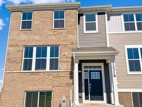 Building Photo - Brand new construction, end unit townhome!