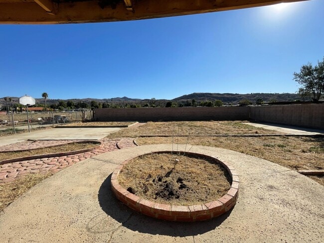 Building Photo - Four Bedroom Two Bathroom Home in Hemet!