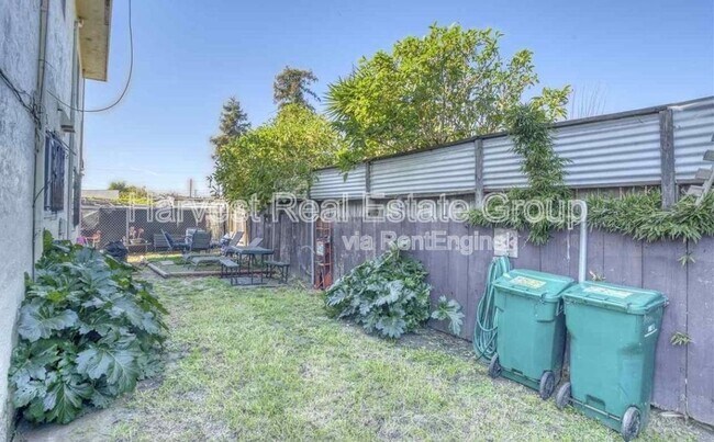 Building Photo - 1253 73rd Ave
