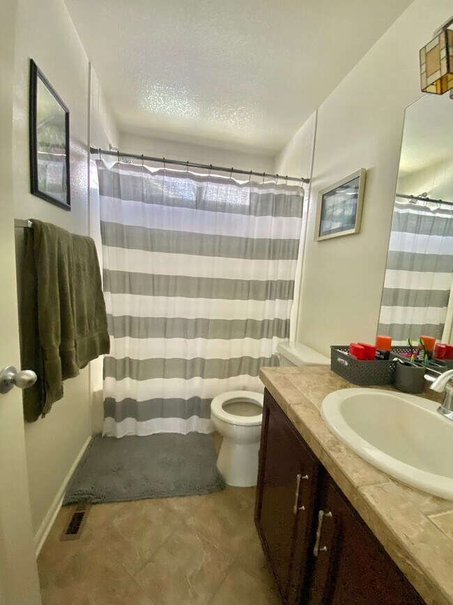 Building Photo - 3428 Akron Ct