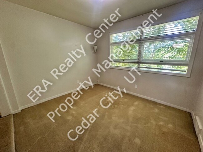 Building Photo - Move in Discount! Charming Ranch Style Single Family Home