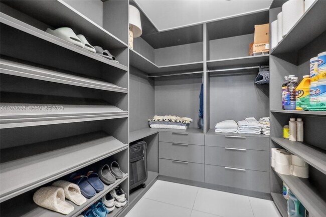 Building Photo - 200 Biscayne Blvd Way