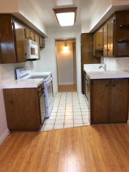 Building Photo - 5353 Yarmouth Ave