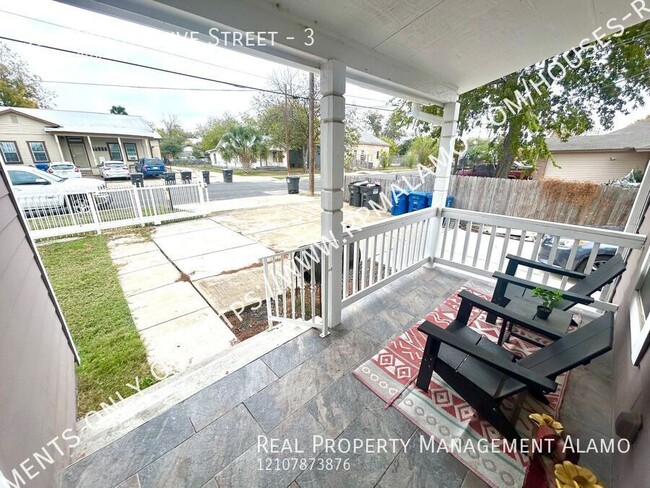 Building Photo - AVAILABLE NOW! FULLY FURNISHED 3 Bedroom /...