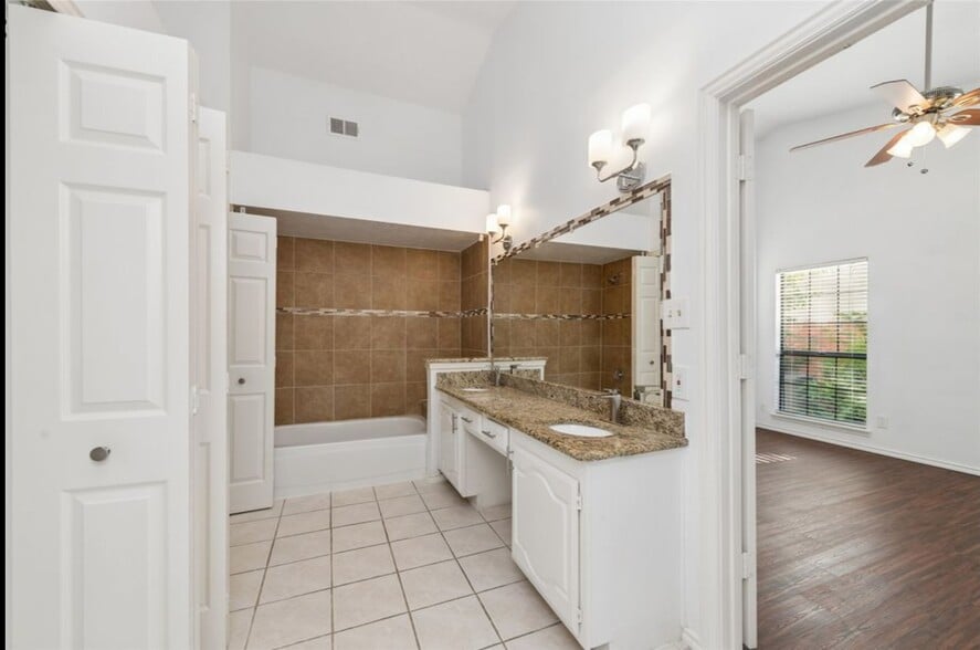 Master Bath shower#1 - 543 Guadalupe Dr