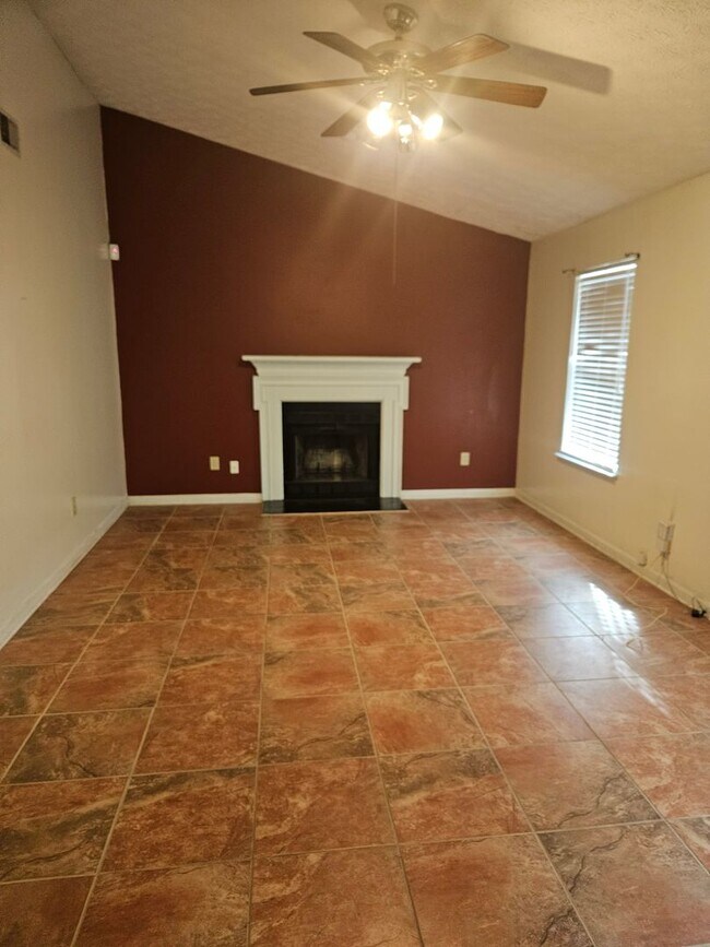 Building Photo - Spacious 3 Bedroom 2.5 Bath Home