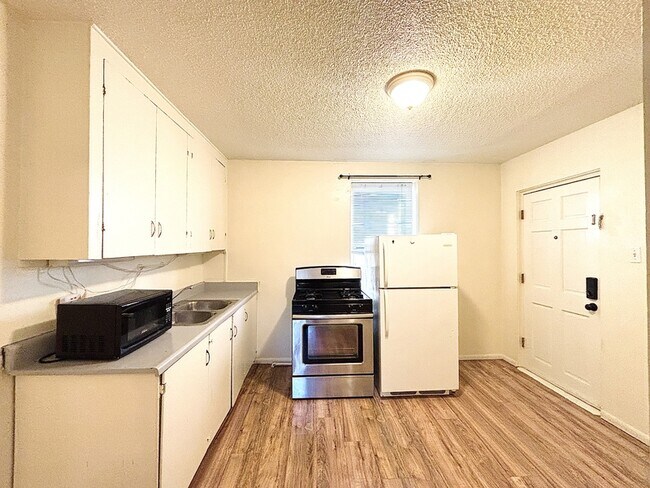 Building Photo - 560 S 600 E