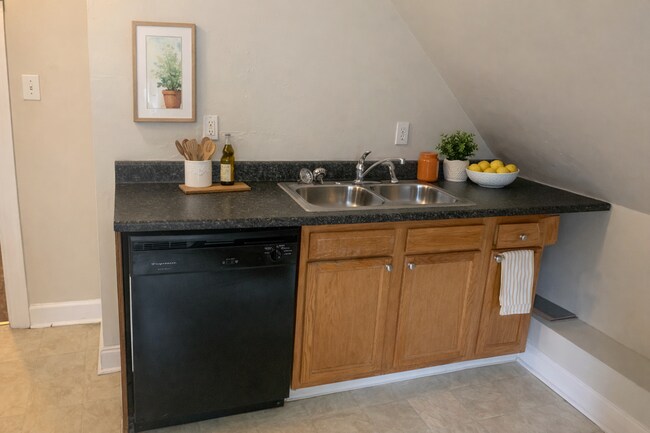 Building Photo - 424 E Maxwell St