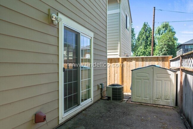 Building Photo - Amazing Eastmoreland Home Near Sellwood wi...
