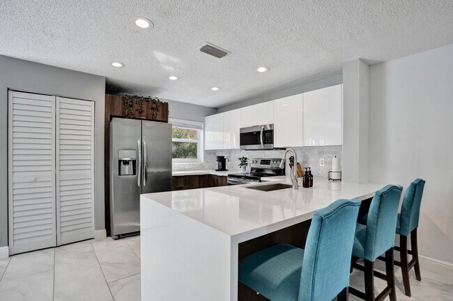 Building Photo - 9841 NW 9th Ct