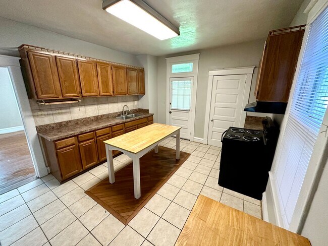 Building Photo - 321 50th St