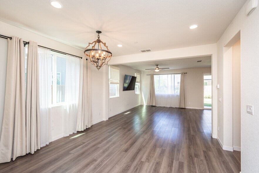 Building Photo - 4455 English Elm St