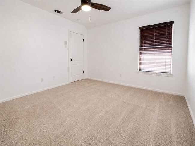 Building Photo - 3844 Laurel Ridge Dr