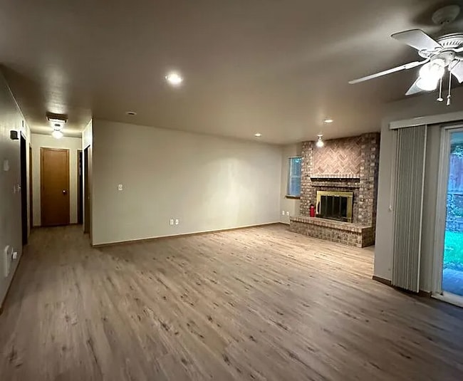 Building Photo - Nice 2 plus Bedroom 2 Bath Duplex in Puyallup!! Nice Location!!